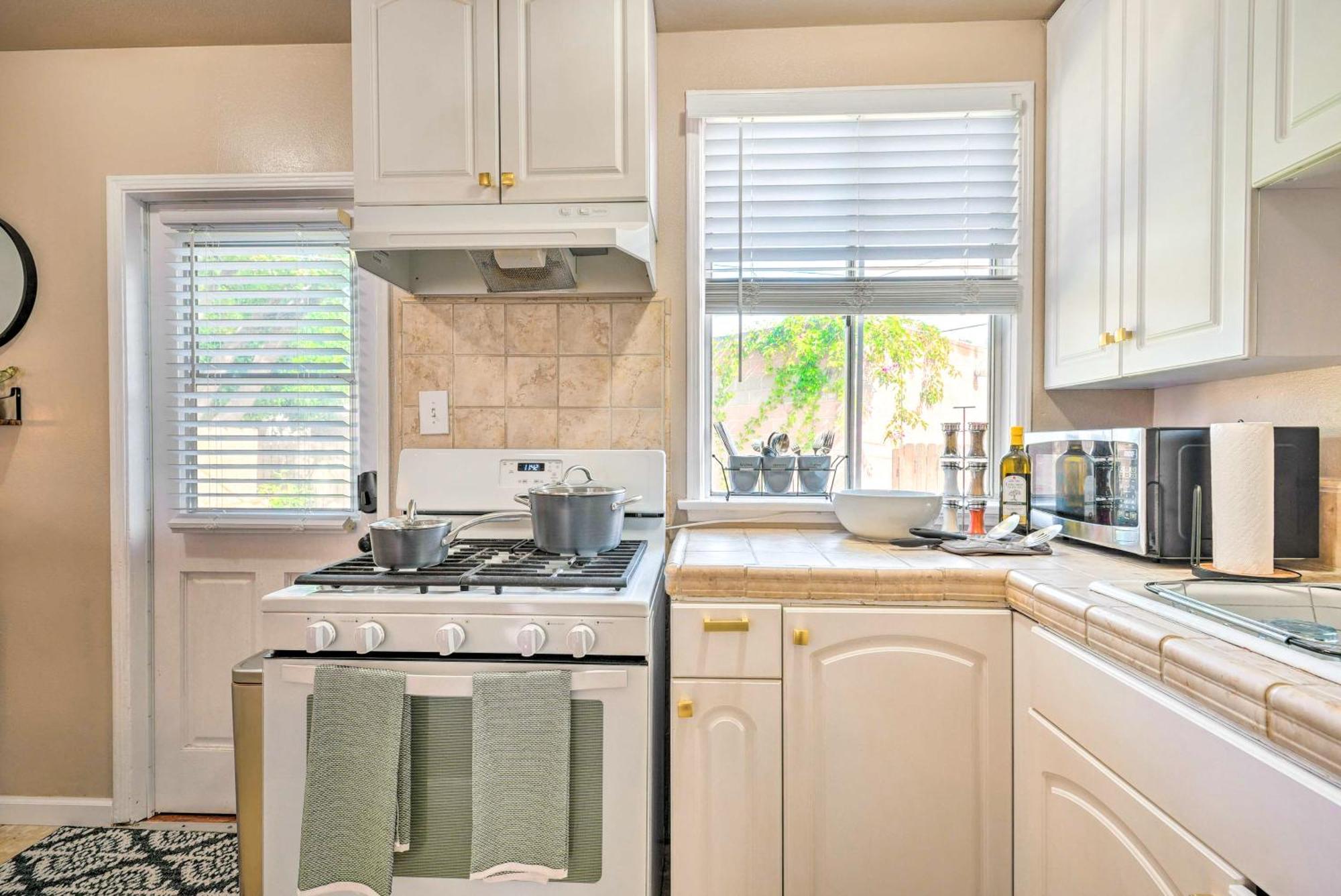 Stylish And Modern Burbank Gem With Private Yard! 빌라 외부 사진
